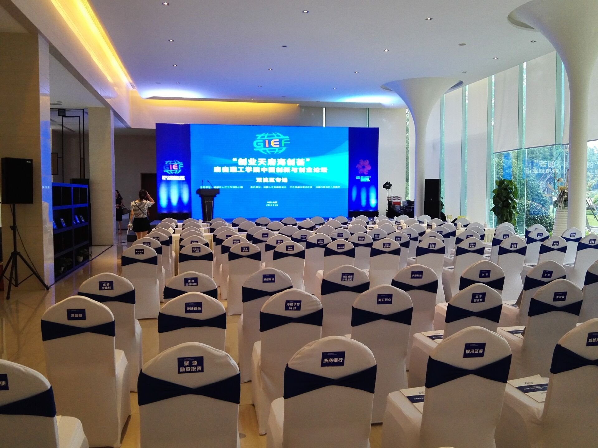 成都會議桌椅與活動設備租賃服務詳解