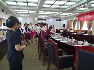 我校禮儀隊開展會議服務(wù)禮儀專項培訓(xùn)